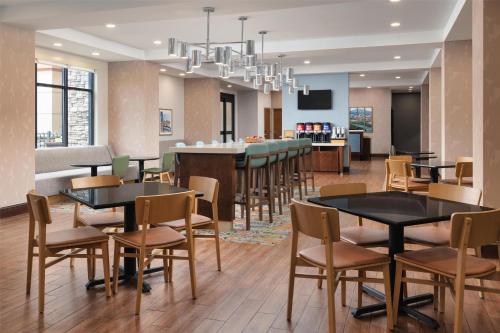 a restaurant with tables and chairs and a bar at Hampton Inn Chattanooga West/Lookout Mountain in Chattanooga