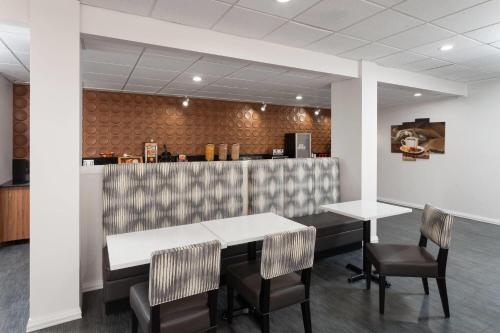 una sala da pranzo con tavolo e sedie di Wingate by Wyndham Sheboygan a Sheboygan