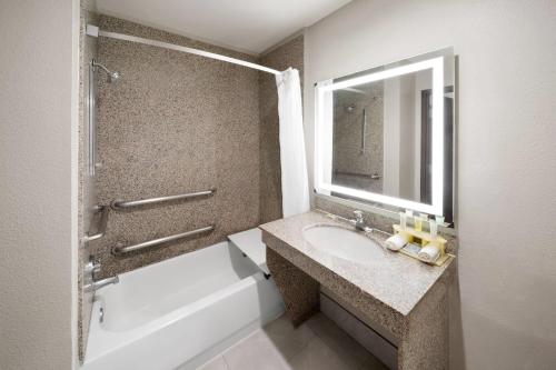Ένα μπάνιο στο Days Inn & Suites by Wyndham Sam Houston Tollway