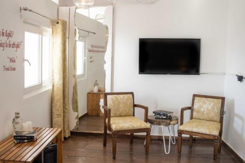 TV a/nebo společenská místnost v ubytování Seclude Mussoorie, Winterline