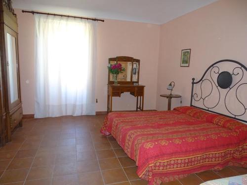 Canicattini BagniにあるPalazzo Iargiaのベッドルーム(大型ベッド1台、窓付)