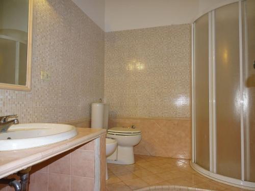 a bathroom with a toilet and a sink and a shower at Palazzo Iargia in Canicattini Bagni