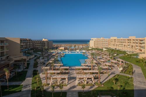 une vue aérienne d'un complexe avec piscine dans l'établissement JAZ Elite Asteria, à Hurghada