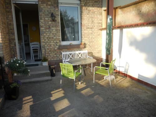 a patio with a table and chairs in front of a building at Eulennest-lu in Ludwigshafen am Rhein