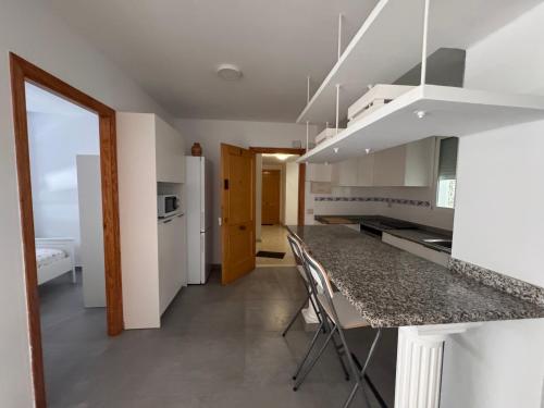 una cucina con un tavolo e sedie in una stanza di Apto 3 habitaciones, vistas al mar Moncofar Grao a Moncófar