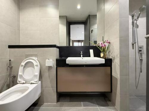 un bagno con lavandino, WC e vasca di 8 Kia Peng KLCC by WSD a Kuala Lumpur