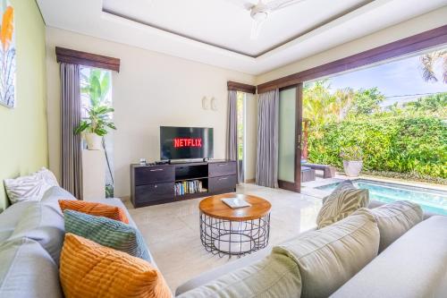 Μια τηλεόραση ή/και κέντρο ψυχαγωγίας στο Athena Romantic 1br Pool Villa SANUR