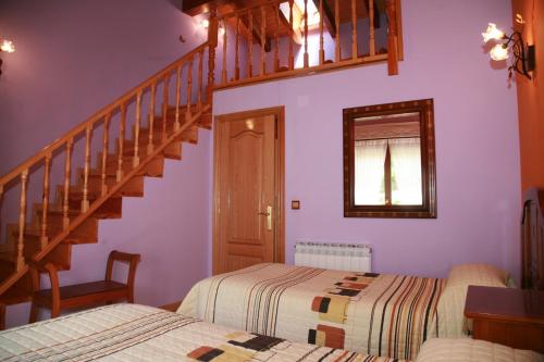 1 Schlafzimmer mit 2 Betten und einer Treppe in der Unterkunft Casa Rural Gaztelubidea in Bernedo