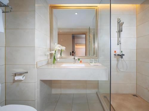 Koupelna v ubytování Vienna Hotel Yunnan Chunrong Street Qicai Yunan