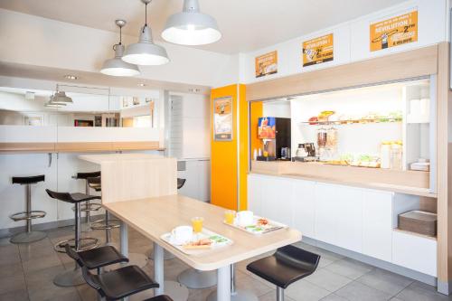 a dining room with a table and chairs at hotelF1 Toulouse Ramonville in Ramonville-Saint-Agne