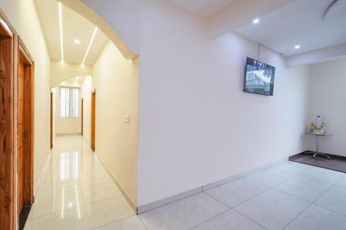 Televisyen dan/atau pusat hiburan di FabHotel Ayodhya Palace