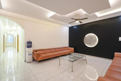Ruang duduk di FabHotel Ayodhya Palace
