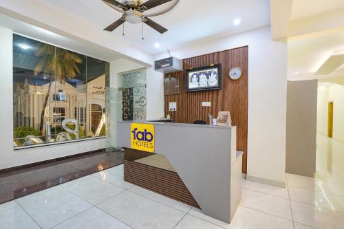 Televisyen dan/atau pusat hiburan di FabHotel Ayodhya Palace