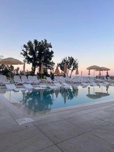 Der Swimmingpool an oder in der Nähe von Sunrise l 1BD Sea View l Pool l Free Parking