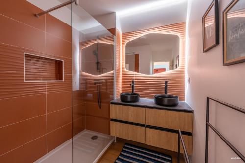a bathroom with two sinks and a mirror at La Terrasse de La Mandoune - T3 in Montauban