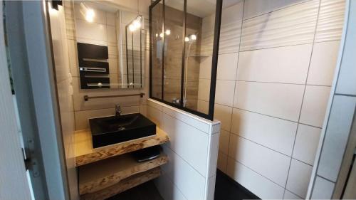 une salle de bain avec un lavabo et un miroir dans l'établissement Résidence Chabrieres - Bel appartement 2 chambres 6 couchages à Réallon CHAB35 MAE-8721, à Réallon