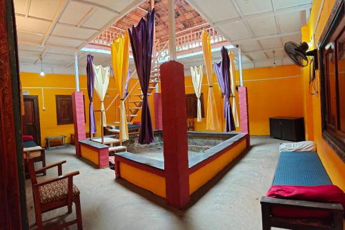 Ένα ή περισσότερα κρεβάτια σε δωμάτιο στο Tanshikar Spice Farm Cottages