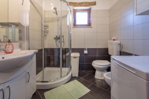 Bilik mandi di Villa Krajcar, rustic simplicity hugged by nature
