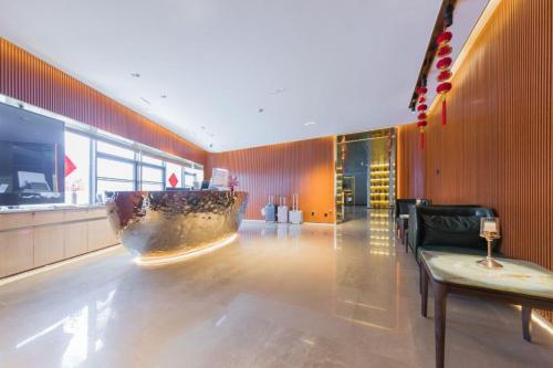 a lobby with a large bowl in the middle of a room at 海口省政府日月广场免税城万信至格酒店 in Haikou