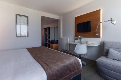 Una cama o camas en una habitación de BRIT HOTEL - RESTAURANT Saint-Brieuc Langueux