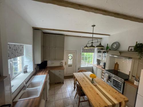 Kuchyň nebo kuchyňský kout v ubytování Riverside Cottage