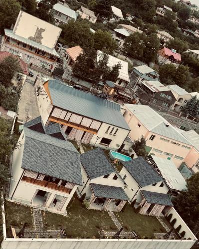 ディリジャンにあるThe UP Villageの屋根付きの家屋群の上空