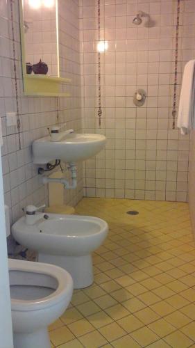 a bathroom with a toilet and a sink at Hotel Club Torre Capovento in Sperlonga