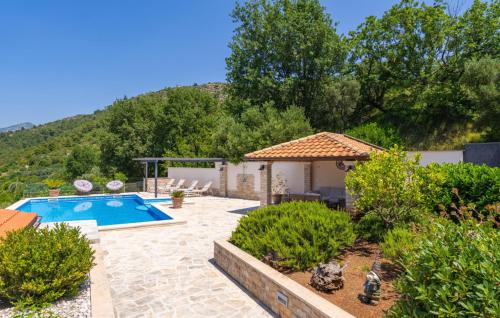 un cortile con piscina e gazebo di Villa None Kate by Villas Guide a Dubrovnik