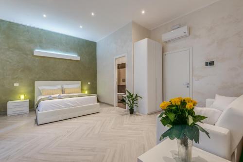 1 dormitorio con cama blanca y sofá en Penta Luxury House en Roma