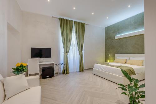 una camera con letto, divano e TV di Penta Luxury House a Roma