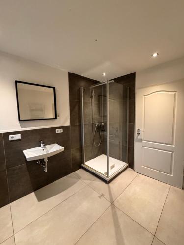 a bathroom with a shower and a sink at Rheinberg Ferienwohnung und Monteure in Rheinberg