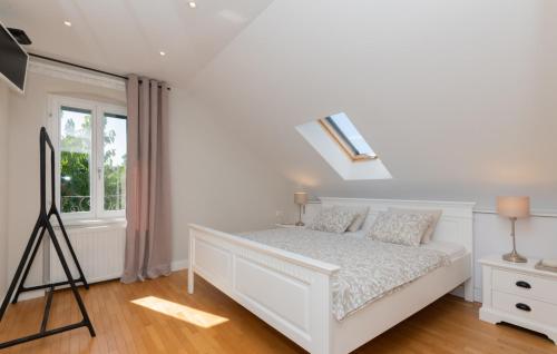 Un dormitorio blanco con una cama y una ventana. en Villa Jasmin - Makarska by Villas Guide, en Imotski
