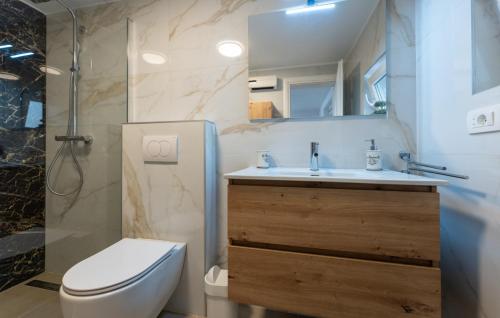 Ένα μπάνιο στο Villa Tina Desne by Villas Guide