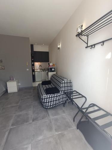 un salon avec un canapé installé sur un sol carrelé dans l'établissement Chambres d'hôtes les Denias, à Saint-Paul