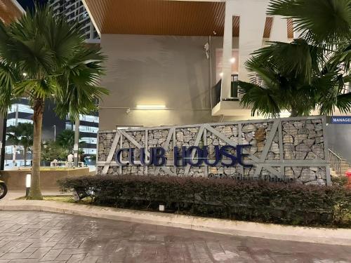 un cartello sul lato di un edificio con palme di JAMBAK Homestay x Adelia a Kajang