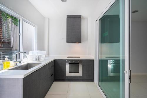 Kuchyň nebo kuchyňský kout v ubytování MIQ Asoke808 Villa - Asoke BTS - garden pool - 16 Pax