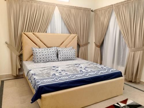 Llit o llits en una habitació de Ayyan Cottage E 11