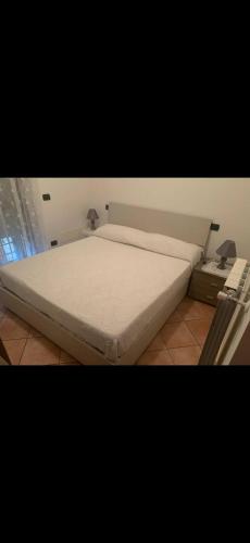 a large bed in a room with a window at 80vogliadirelax in Rome