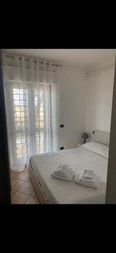 a bedroom with a bed with two towels on it at 80vogliadirelax in Rome