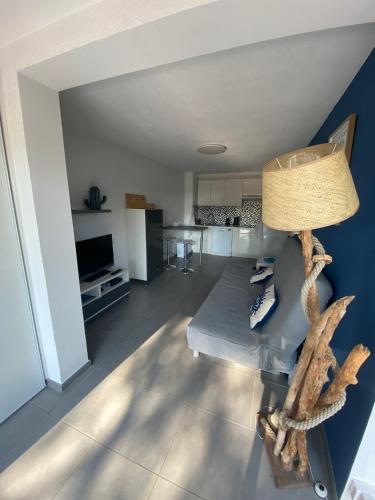 un salon avec un canapé et une lampe dans l'établissement Appartement calme vue mer, à Sanary-sur-Mer