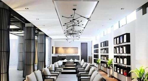 a lobby with a row of chairs and a chandelier at H Life Hotel Nanshan Branch in Shenzhen