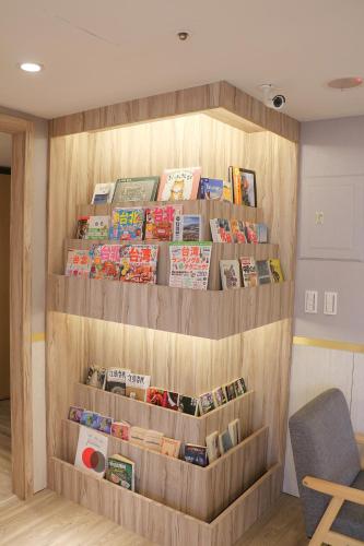 a book shelf filled with books in a room at Sky19 Hotel in Taipei
