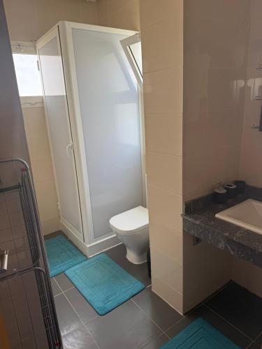 a bathroom with a toilet and a shower and a sink at Appartement F2, Perla saidia - plage a 5 min à pieds - Piscine en travaux in Saidia 