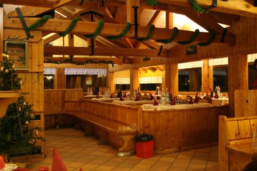 A restaurant or other place to eat at Rifugio Orso Bruno