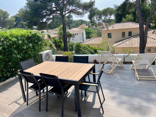Μπαλκόνι ή βεράντα στο Appartement calme vue mer