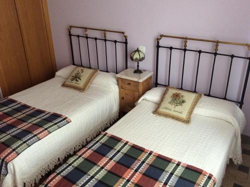 two beds sitting next to each other in a room at La Abuela Maye y Me in Carrión de los Condes