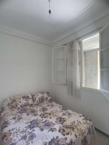 a bedroom with a bed and a window at Bord de mer 3 F2 1chambre in Tigzirt