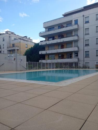 une piscine vide en face d'un bâtiment dans l'établissement Le Félicità- T2 - Parking - Piscine, à Toulouse