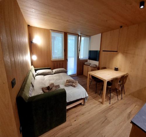 เตียงในห้องที่ CACCIATORA Alpine Apartment MhD