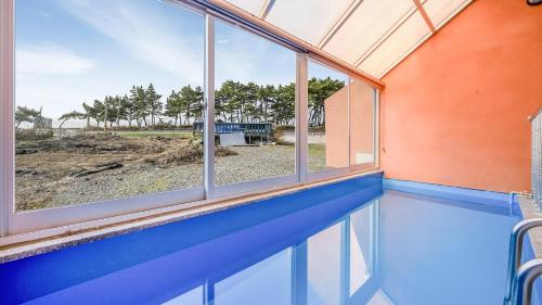 Kolam renang di atau dekat dengan Boeryeong Rainbow Oceanview Pension